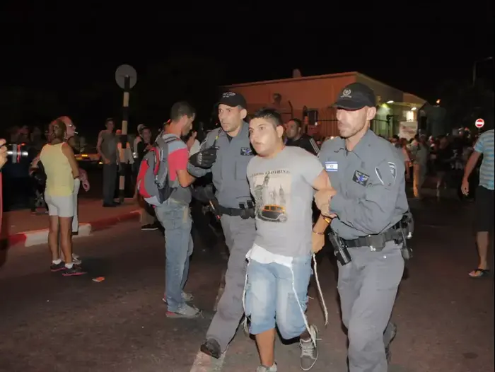 מעצרים בהפגנה נגד חתונתם של מחמוד ומורל מול האולם בו הם מתחתנים בראשון לציון. אוגוסט 2014 (דרור עינב) מעצרים בהפגנה נגד חתונתם של מחמוד ומורל מול האולם בו הם מתחתנים בראשון לציון. אוגוסט 2014 (דרור עינב)