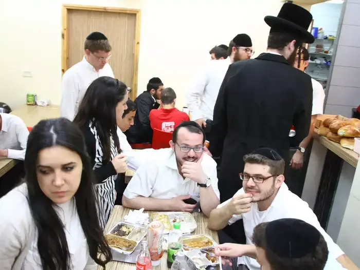 צ'ולנט בחמישי בלילה (מערכת וואלה! NEWS , בועז בן ארי - חרדים 10) צ'ולנט בחמישי בלילה (מערכת וואלה! NEWS , בועז בן ארי - חרדים 10)