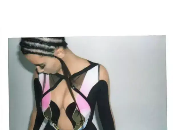 קים קרדשיאן לובשת אלון ליבנה (צילום מסך , אינסטגרם) קים קרדשיאן לובשת אלון ליבנה (צילום מסך , אינסטגרם)