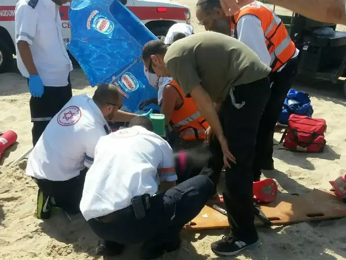 אישה בת 43 נפגעה אנושות כשניסתה להציל את בנותיה שטבעו בחוף פלמחים. 19 באוגוסט 2014 (מד"א) אישה בת 43 נפגעה אנושות כשניסתה להציל את בנותיה שטבעו בחוף פלמחים. 19 באוגוסט 2014 (מד"א)