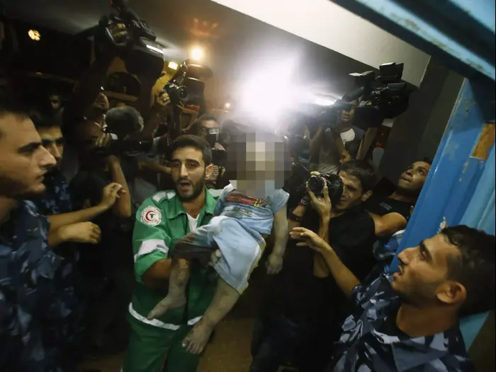 פצועים מתקיפת צה"ל ברצועת עזה (רויטרס) פצועים מתקיפת צה"ל ברצועת עזה (רויטרס)