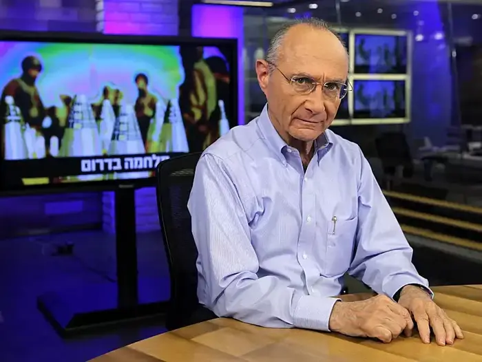 עוזי לנדאו במשדר וואלה! חדשות, אוגוסט 2014 (דרור עינב) עוזי לנדאו במשדר וואלה! חדשות, אוגוסט 2014 (דרור עינב)