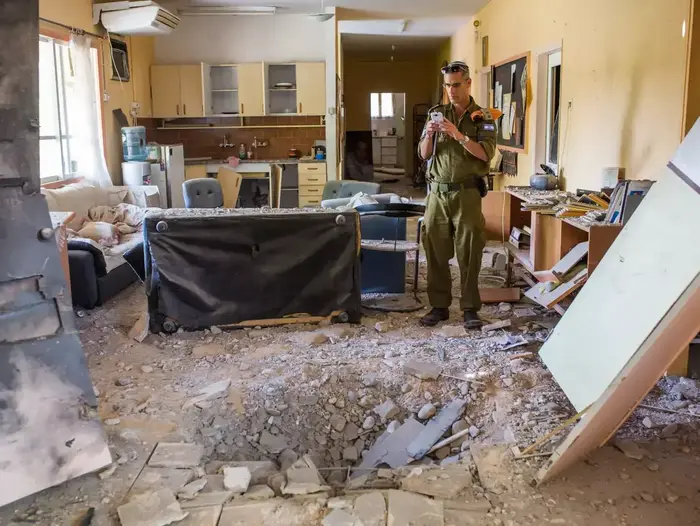 נפילת רקטה במועצה אזורית אשכול, אוגוסט 2014 (יותם רונן) נפילת רקטה במועצה אזורית אשכול, אוגוסט 2014 (יותם רונן)