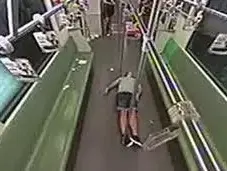 אדם התעלף ברכבת התחתית בשנגחאי (צילום מסך , יוטיוב) אדם התעלף ברכבת התחתית בשנגחאי (צילום מסך , יוטיוב)