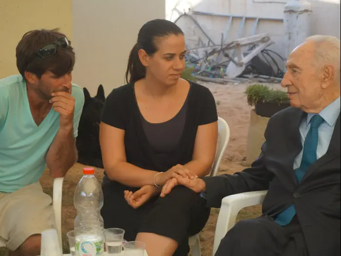 הוריו של דניאל טרגרמן עם שמעון פרס לאחר הלוויית בנם (מערכת וואלה! NEWS , דוברות הנשיא לשעבר שמעון פרס) הוריו של דניאל טרגרמן עם שמעון פרס לאחר הלוויית בנם (מערכת וואלה! NEWS , דוברות הנשיא לשעבר שמעון פרס)