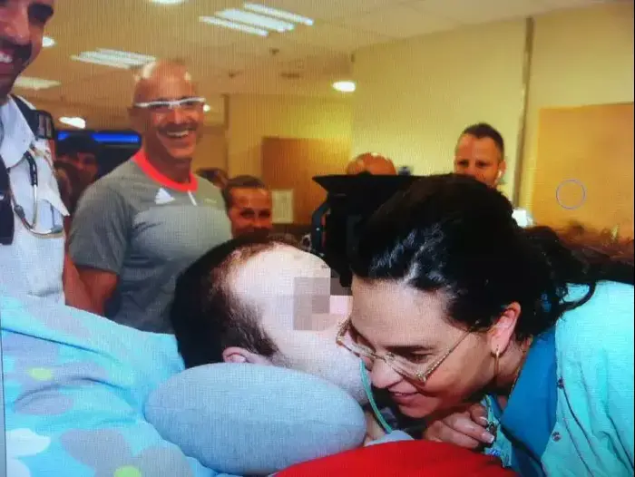 אוהד, חייל צה"ל שנפצע קשה במהלך המלחמה בדרום והתאושש, מנשק את עדי הררי, האחות שטיפלה בו בביה"ח סורוקה, אוגוסט 2014 (מערכת וואלה! NEWS , רחל דוד) אוהד, חייל צה"ל שנפצע קשה במהלך המלחמה בדרום והתאושש, מנשק את עדי הררי, האחות שטיפלה בו בביה"ח סורוקה, אוגוסט 2014 (מערכת וואלה! NEWS , רחל דוד)