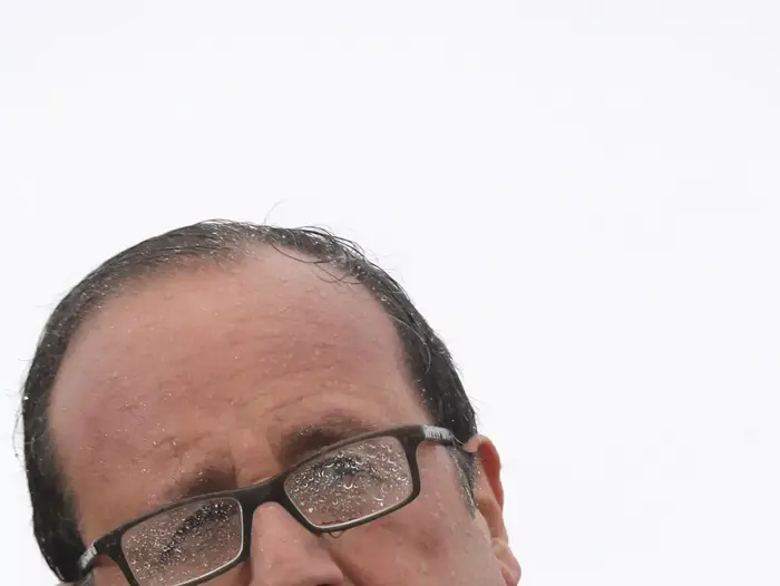 נשיא צרפת פרנסואה הולנד תחת גשם כבד באי איל דה סיין 26 באוגוסט 2014 (רויטרס) נשיא צרפת פרנסואה הולנד תחת גשם כבד באי איל דה סיין 26 באוגוסט 2014 (רויטרס)