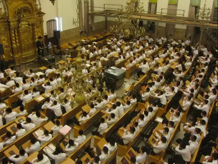 ישיבת פוניבז' (בחדרי חרדים , מושי ברגמן) ישיבת פוניבז' (בחדרי חרדים , מושי ברגמן)