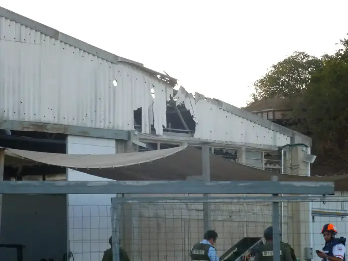 נפילת פצמ"ר בעין זיון. אוגוסט 2014 (ג'יליס) נפילת פצמ"ר בעין זיון. אוגוסט 2014 (ג'יליס)