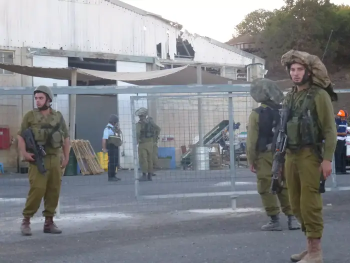 נפילת פצמ"ר בעין זיון. אוגוסט 2014 (ג'יליס) נפילת פצמ"ר בעין זיון. אוגוסט 2014 (ג'יליס)