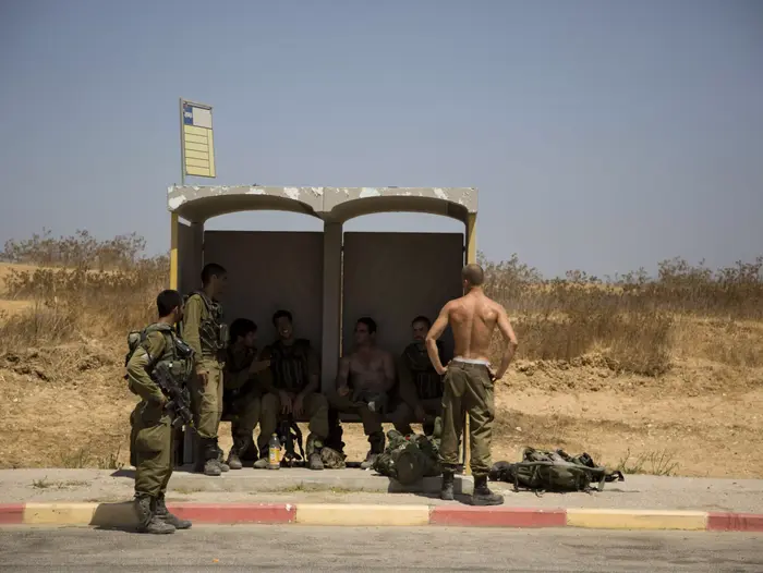 חיילים בטרמפיאדה בשדרות אחרי הכרזת הפסקת האש ברצועת עזה 27 באוגוסט 2014 (AP) חיילים בטרמפיאדה בשדרות אחרי הכרזת הפסקת האש ברצועת עזה 27 באוגוסט 2014 (AP)
