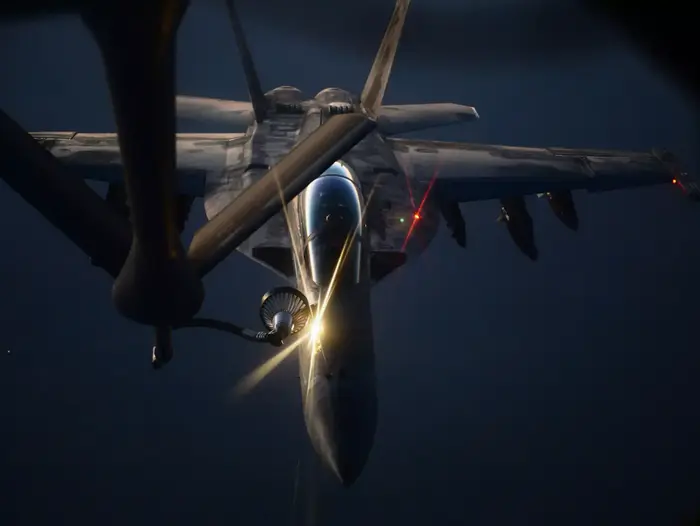 מטוס F-18 של הצי האמריקני מתודלק באוויר בדרך לתקיפת אנשי דאעש בעיראק אוגוסט 2014 (AP) מטוס F-18 של הצי האמריקני מתודלק באוויר בדרך לתקיפת אנשי דאעש בעיראק אוגוסט 2014 (AP)