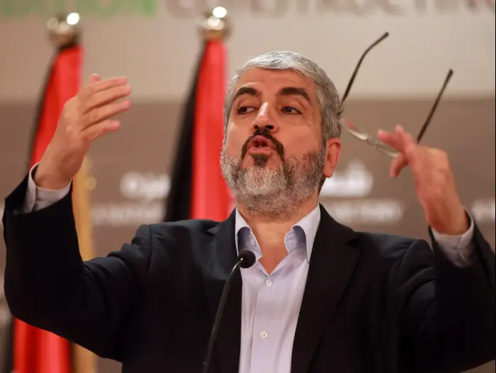 מנהיג חמאס חאלד משעל במסיבת עיתונאים בדוחא, קטאר, אחרי סיום "צוק איתן". 28 באוגוסט 2014 (AP) מנהיג חמאס חאלד משעל במסיבת עיתונאים בדוחא, קטאר, אחרי סיום "צוק איתן". 28 באוגוסט 2014 (AP)