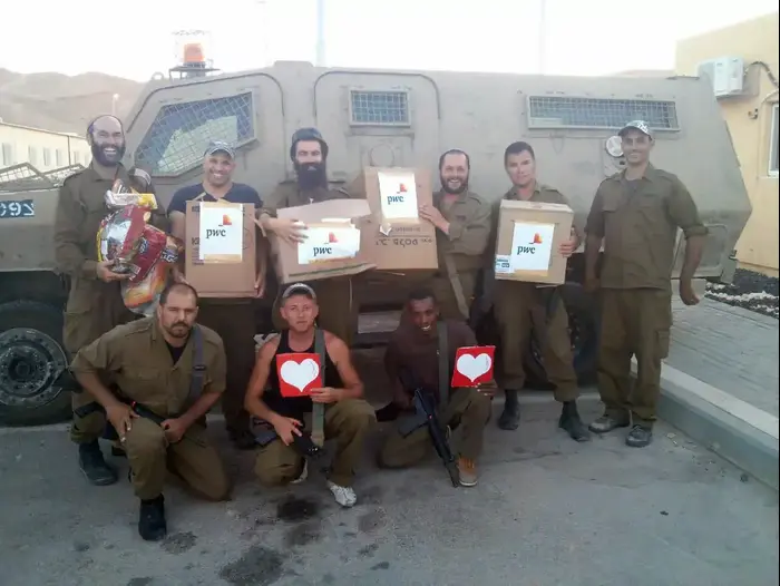 רוני עבדה (שלישי מימין למעלה), מורה שגויס בצו 8 במבצע "צוק איתן" (יח"צ , קרן רש"י) רוני עבדה (שלישי מימין למעלה), מורה שגויס בצו 8 במבצע "צוק איתן" (יח"צ , קרן רש"י)