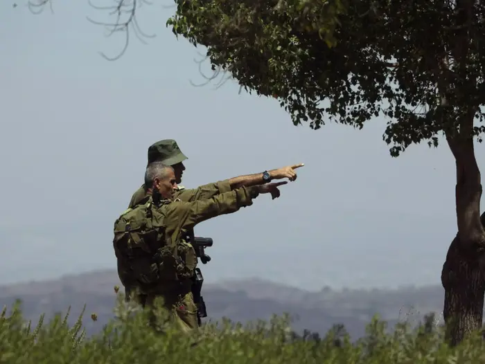קציני צה"ל מביטים לעבר הצד הסורי של מעבר קוניטרה. 29 באוגוסט 2014 (רויטרס) קציני צה"ל מביטים לעבר הצד הסורי של מעבר קוניטרה. 29 באוגוסט 2014 (רויטרס)