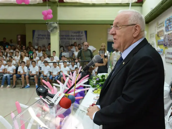 נשיא המדינה ראובן ריבלין בפתיחת שנת הלימודים בבית הספר היסודי החקלאי "יצחק שדה" בדימונה. ספטמבר 2014 (לשכת העיתונות הממשלתית , מארק ניימן) נשיא המדינה ראובן ריבלין בפתיחת שנת הלימודים בבית הספר היסודי החקלאי "יצחק שדה" בדימונה. ספטמבר 2014 (לשכת העיתונות הממשלתית , מארק ניימן)