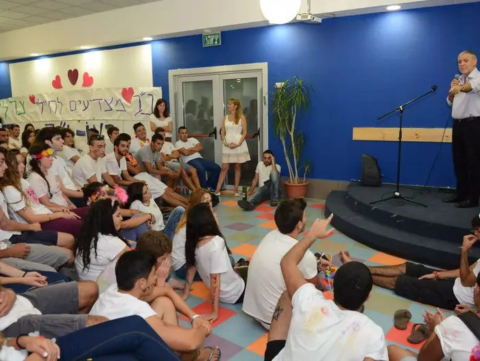 שר הרווחה מאיר כהן פתח את שנת הלימודים והעביר שיעור בתיכון "שער הנגב" בפני תלמידי כיתה י"ב. ספטמבר 2014 (יח"צ , אבי חיון) שר הרווחה מאיר כהן פתח את שנת הלימודים והעביר שיעור בתיכון "שער הנגב" בפני תלמידי כיתה י"ב. ספטמבר 2014 (יח"צ , אבי חיון)