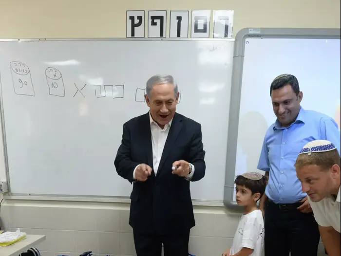 ראש הממשלה בנימין נתניהו ושר החינוך שי פירון בפתיחת שנת הלימודים בבית ספר תורני חדש בשדרות וביישוב מבועים. ספטמבר 2014 (לשכת העיתונות הממשלתית , קובי גדעון) ראש הממשלה בנימין נתניהו ושר החינוך שי פירון בפתיחת שנת הלימודים בבית ספר תורני חדש בשדרות וביישוב מבועים. ספטמבר 2014 (לשכת העיתונות הממשלתית , קובי גדעון)