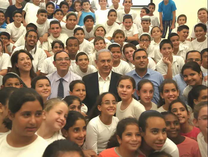 ראש הממשלה בנימין נתניהו ושר החינוך שי פירון בפתיחת שנת הלימודים בבית ספר תורני חדש בשדרות וביישוב מבועים. ספטמבר 2014 (לשכת העיתונות הממשלתית , קובי גדעון) ראש הממשלה בנימין נתניהו ושר החינוך שי פירון בפתיחת שנת הלימודים בבית ספר תורני חדש בשדרות וביישוב מבועים. ספטמבר 2014 (לשכת העיתונות הממשלתית , קובי גדעון)