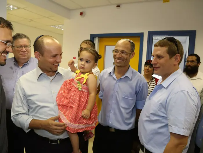 השר בנט בפתיחת שנת הלימודים בישיבת מקור חיים בגוש עציון 1 בספטמבר 2014 (יח"צ , גרשון אלינסון) השר בנט בפתיחת שנת הלימודים בישיבת מקור חיים בגוש עציון 1 בספטמבר 2014 (יח"צ , גרשון אלינסון)