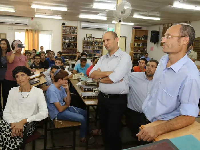 השר בנט בפתיחת שנת הלימודים בישיבת מקור חיים בגוש עציון 1 בספטמבר 2014 (יח"צ , גרשון אלינסון) השר בנט בפתיחת שנת הלימודים בישיבת מקור חיים בגוש עציון 1 בספטמבר 2014 (יח"צ , גרשון אלינסון)