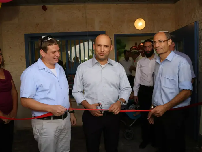השר בנט בפתיחת שנת הלימודים בישיבת מקור חיים בגוש עציון 1 בספטמבר 2014 (יח"צ , גרשון אלינסון) השר בנט בפתיחת שנת הלימודים בישיבת מקור חיים בגוש עציון 1 בספטמבר 2014 (יח"צ , גרשון אלינסון)