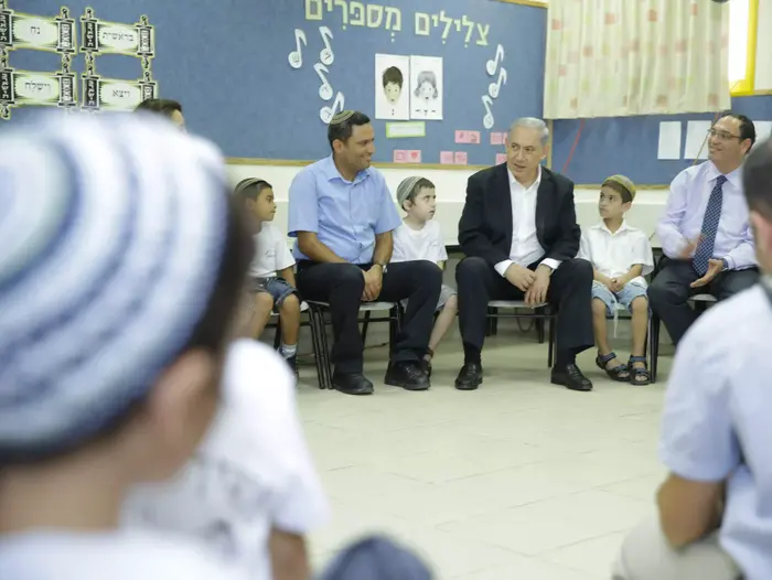 ראש הממשלה בנימין נתניהו בפתיחת שנת הלימודים בשדרות, ספטמבר 2014 (מערכת וואלה! NEWS , גדי קבלו) ראש הממשלה בנימין נתניהו בפתיחת שנת הלימודים בשדרות, ספטמבר 2014 (מערכת וואלה! NEWS , גדי קבלו)