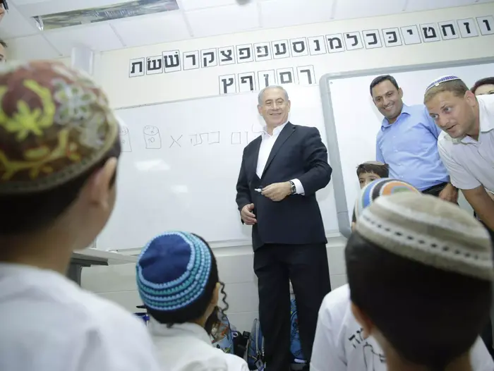 ראש הממשלה בנימין נתניהו בפתיחת שנת הלימודים בשדרות, ספטמבר 2014 (מערכת וואלה! NEWS , גדי קבלו) ראש הממשלה בנימין נתניהו בפתיחת שנת הלימודים בשדרות, ספטמבר 2014 (מערכת וואלה! NEWS , גדי קבלו)