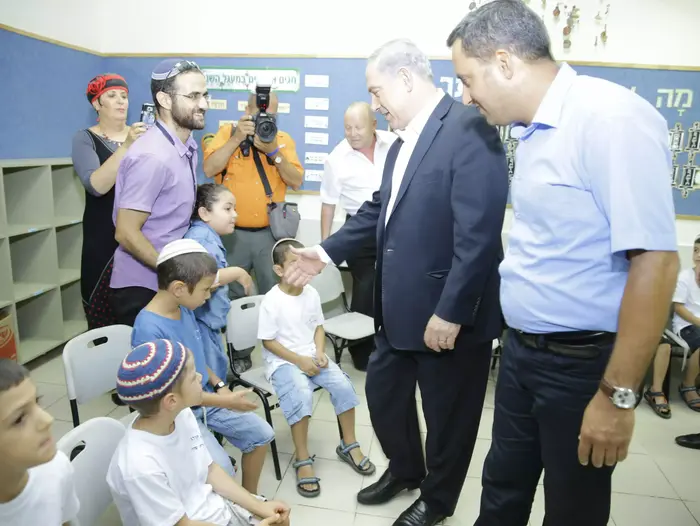 ראש הממשלה בנימין נתניהו בפתיחת שנת הלימודים בשדרות, ספטמבר 2014 (מערכת וואלה! NEWS , גדי קבלו) ראש הממשלה בנימין נתניהו בפתיחת שנת הלימודים בשדרות, ספטמבר 2014 (מערכת וואלה! NEWS , גדי קבלו)