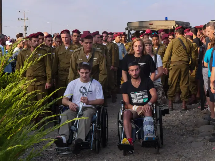הלווייתו של שחר שלו, לוחם הצנחנים שנפטר מפצעיו במבצע צוק איתן, ספטמבר 2014 (ערן גילווארג) הלווייתו של שחר שלו, לוחם הצנחנים שנפטר מפצעיו במבצע צוק איתן, ספטמבר 2014 (ערן גילווארג)