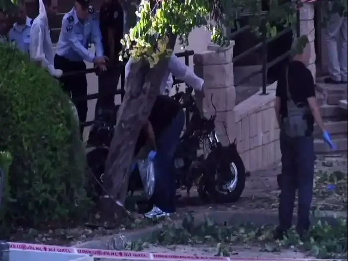 זירת ניסיון החיסול של גבר כבן 40 בגדרה (צילום מסך , שי מכלוף) זירת ניסיון החיסול של גבר כבן 40 בגדרה (צילום מסך , שי מכלוף)