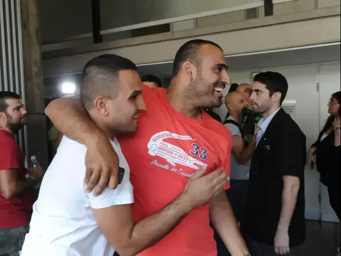 חבריו ומשפחתו של מוטי חסין בעת זיכויו בפרשת רצח אבי דוד בבת ים, מחוזי תל אביב, ספטמבר 2014 (ראובן קסטרו) חבריו ומשפחתו של מוטי חסין בעת זיכויו בפרשת רצח אבי דוד בבת ים, מחוזי תל אביב, ספטמבר 2014 (ראובן קסטרו)