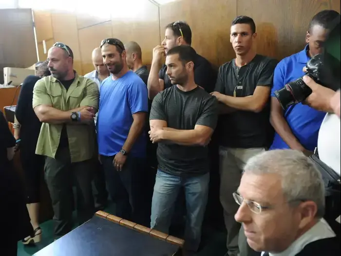 השוטרים שטיפלו בתיק מוטי חסין, בעת זיכויו בפרשת רצח אבי דוד בבת ים, מחוזי תל אביב, ספטמבר 2014 (ראובן קסטרו) השוטרים שטיפלו בתיק מוטי חסין, בעת זיכויו בפרשת רצח אבי דוד בבת ים, מחוזי תל אביב, ספטמבר 2014 (ראובן קסטרו)