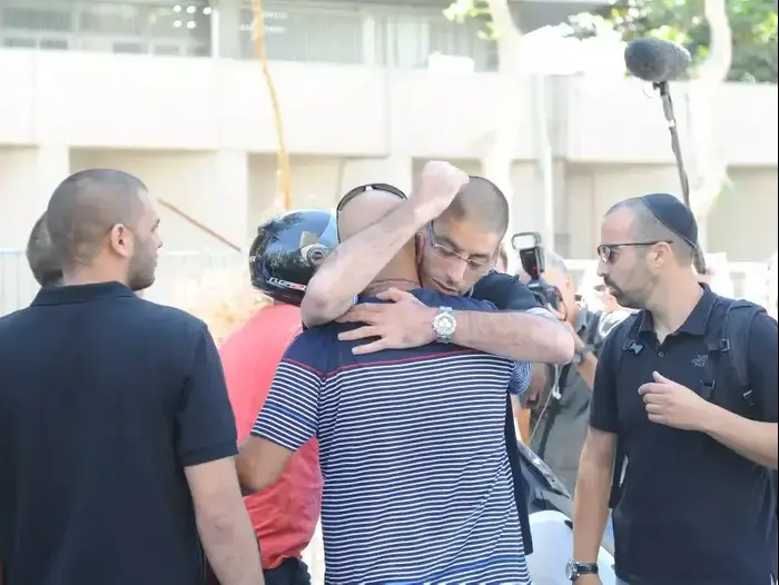 מוטי חסין לאחר הזיכוי יוצא לחופשי, מחוץ לבית המשפט המחוזי תל אביב. ספטמבר 2014 (מערכת וואלה! NEWS , ראובן קסטרו) מוטי חסין לאחר הזיכוי יוצא לחופשי, מחוץ לבית המשפט המחוזי תל אביב. ספטמבר 2014 (מערכת וואלה! NEWS , ראובן קסטרו)