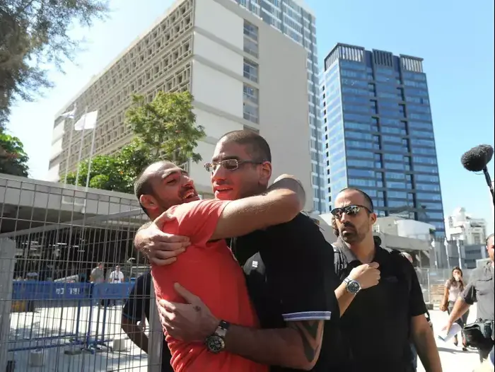 מוטי חסין לאחר הזיכוי יוצא לחופשי, מחוץ לבית המשפט המחוזי תל אביב. ספטמבר 2014 (מערכת וואלה! NEWS , ראובן קסטרו) מוטי חסין לאחר הזיכוי יוצא לחופשי, מחוץ לבית המשפט המחוזי תל אביב. ספטמבר 2014 (מערכת וואלה! NEWS , ראובן קסטרו)