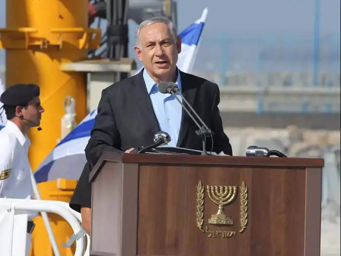 רוה"מ מקבל את פני הצוללת החדשה אח"י תנין, נמל חיפה ספטמבר 2014 (אדריאן הרבשטיין) רוה"מ מקבל את פני הצוללת החדשה אח"י תנין, נמל חיפה ספטמבר 2014 (אדריאן הרבשטיין)