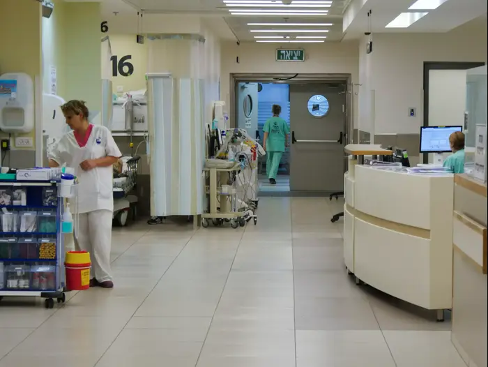 מספר אנשים פונו לבית החולים פורייה מבתי מלון בטבריה (ערן גילווארג) מספר אנשים פונו לבית החולים פורייה מבתי מלון בטבריה (ערן גילווארג)