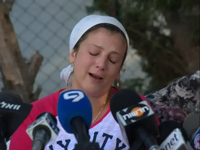 מוריה ערמי אלמנתו של נתנאל רואי ערמי במסיבת עיתונאים בבית דגן (ניב אהרונסון) מוריה ערמי אלמנתו של נתנאל רואי ערמי במסיבת עיתונאים בבית דגן (ניב אהרונסון)