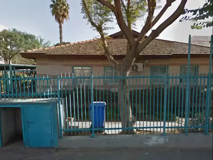 בית הספר "בני ארזים" בראשון לציון (אתר רשמי , google maps) בית הספר "בני ארזים" בראשון לציון (אתר רשמי , google maps)