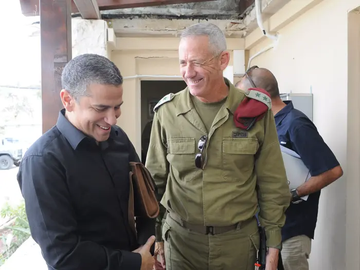 ינון מגל עם הרמטכ"ל בני גנץ, אוקטובר 2014 (ראובן קסטרו) ינון מגל עם הרמטכ"ל בני גנץ, אוקטובר 2014 (ראובן קסטרו)