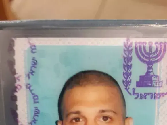 המשטרה מנהלת מצוד אחר איתי מנצור, תושב ראשון לציון בן 30, בחשד כי ניסה לרצוח צעיר תושב העיר (חטיבת דובר המשטרה) המשטרה מנהלת מצוד אחר איתי מנצור, תושב ראשון לציון בן 30, בחשד כי ניסה לרצוח צעיר תושב העיר (חטיבת דובר המשטרה)