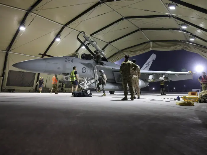 מטוס F-18 של צבא אוסטרליה שב ממשימה קרבית באזור עיראק נגד מטרות המדינה האיסלאמית אוקטובר 2014 (רויטרס) מטוס F-18 של צבא אוסטרליה שב ממשימה קרבית באזור עיראק נגד מטרות המדינה האיסלאמית אוקטובר 2014 (רויטרס)