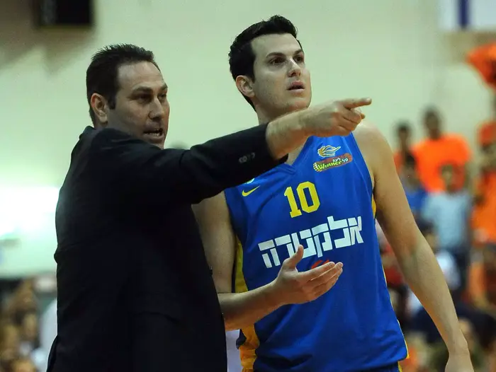 מאמן מכבי תל אביב גיא גודס (שמאל) עם גיא פניני (ימין) (ברני ארדוב) מאמן מכבי תל אביב גיא גודס (שמאל) עם גיא פניני (ימין) (ברני ארדוב)
