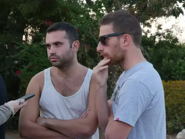 חבריו של אגם לוריא, שנהרג בנפאל, בקיבוץ יפעת, 16 באוקטובר 2014 (ערן גילווארג) חבריו של אגם לוריא, שנהרג בנפאל, בקיבוץ יפעת, 16 באוקטובר 2014 (ערן גילווארג)