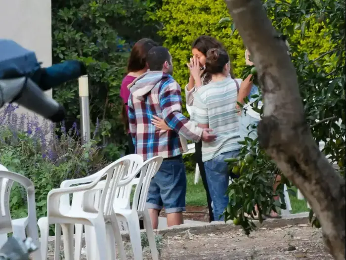 חבריו של אגם לוריא, שנהרג בנפאל, בקיבוץ יפעת, 16 באוקטובר 2014 (ערן גילווארג) חבריו של אגם לוריא, שנהרג בנפאל, בקיבוץ יפעת, 16 באוקטובר 2014 (ערן גילווארג)