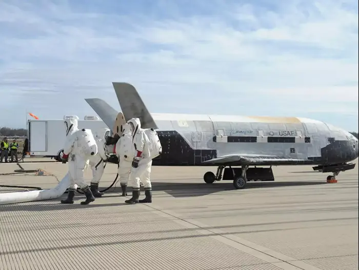 המעבורת X-37B, ששבה מהחלל אחרי כשנתיים, בבסיס חיל האוויר בקליפורניה, 17 באוקטובר 2014 (רויטרס) המעבורת X-37B, ששבה מהחלל אחרי כשנתיים, בבסיס חיל האוויר בקליפורניה, 17 באוקטובר 2014 (רויטרס)