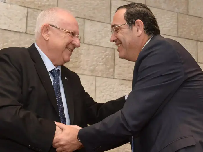 נשיא המדינה ראובן ריבלין עם שר החינוך שי פירון, אוקטובר 2104 (לשכת העיתונות הממשלתית) נשיא המדינה ראובן ריבלין עם שר החינוך שי פירון, אוקטובר 2104 (לשכת העיתונות הממשלתית)
