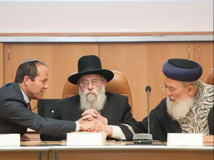 הרב שלמה עמאר והרב אריה שטרן הרבנים הראשיים של ירושלים עם ראש העיר ניר ברקת (עומר מירון) הרב שלמה עמאר והרב אריה שטרן הרבנים הראשיים של ירושלים עם ראש העיר ניר ברקת (עומר מירון)