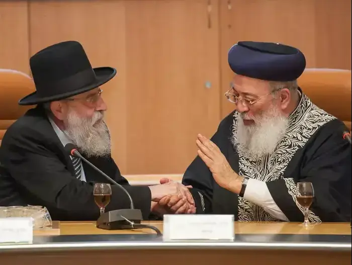 הרב שלמה עמאר והרב אריה שטרן הרבנים הראשיים של ירושלים עם ראש העיר ניר ברקת (עומר מירון) הרב שלמה עמאר והרב אריה שטרן הרבנים הראשיים של ירושלים עם ראש העיר ניר ברקת (עומר מירון)