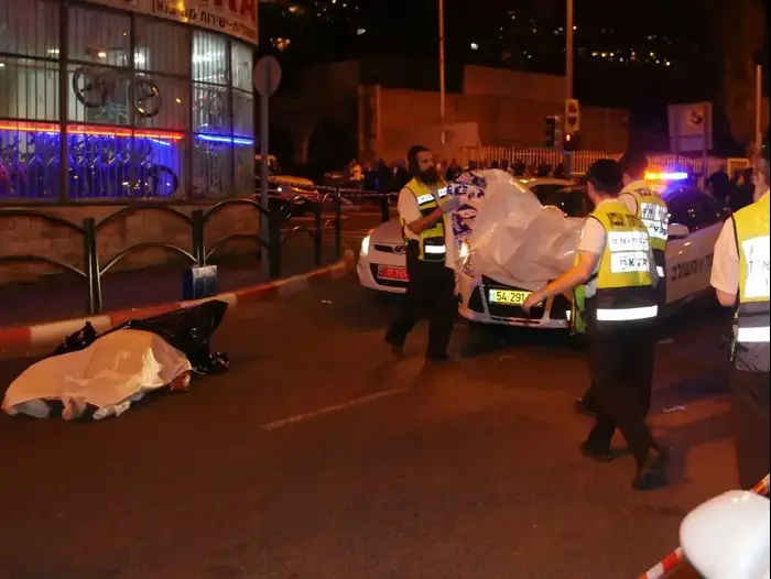 תמונות מזירת הרצח ברחוב המגינים בחיפה 22.10.2014 (ערן גילווארג) תמונות מזירת הרצח ברחוב המגינים בחיפה 22.10.2014 (ערן גילווארג)